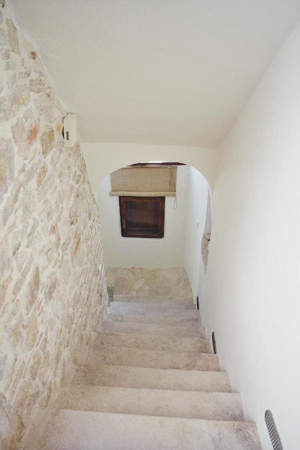 Yi Artistry 1-Bedroom Medieval Holiday House Kalamoti Luaran gambar