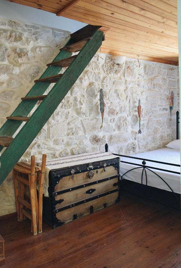 Yi Artistry 1-Bedroom Medieval Holiday House Kalamoti Luaran gambar