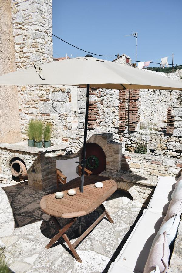 Yi Artistry 1-Bedroom Medieval Holiday House Kalamoti Luaran gambar