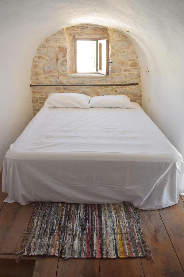 Yi Artistry 1-Bedroom Medieval Holiday House Kalamoti Luaran gambar